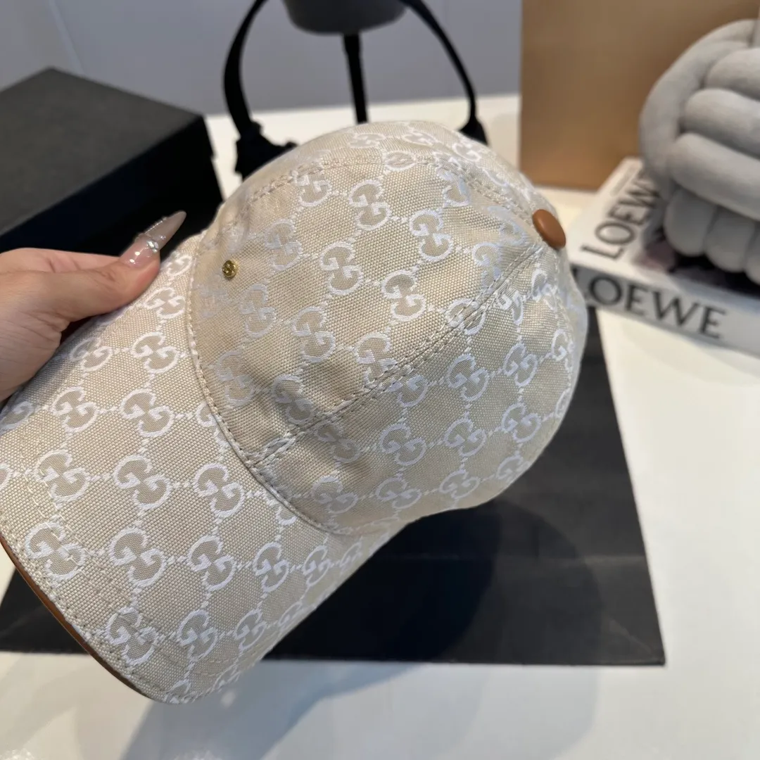 P90 Gucci (Gucci) new original baseball cap, metal small double G, the latest model at the counter, 1:1 mold opening and customization, genuine mold opening hardware, original canvas fabric + first layer of cowhide, original quality! The quality is great, the basic head circumference is 56cm, and the patch is adjustable.
