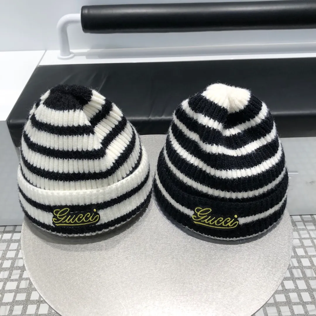 P150 GUCCI new color-blocked beanie. Warm and comfortable, with beautiful colors. A must-have for skiing.