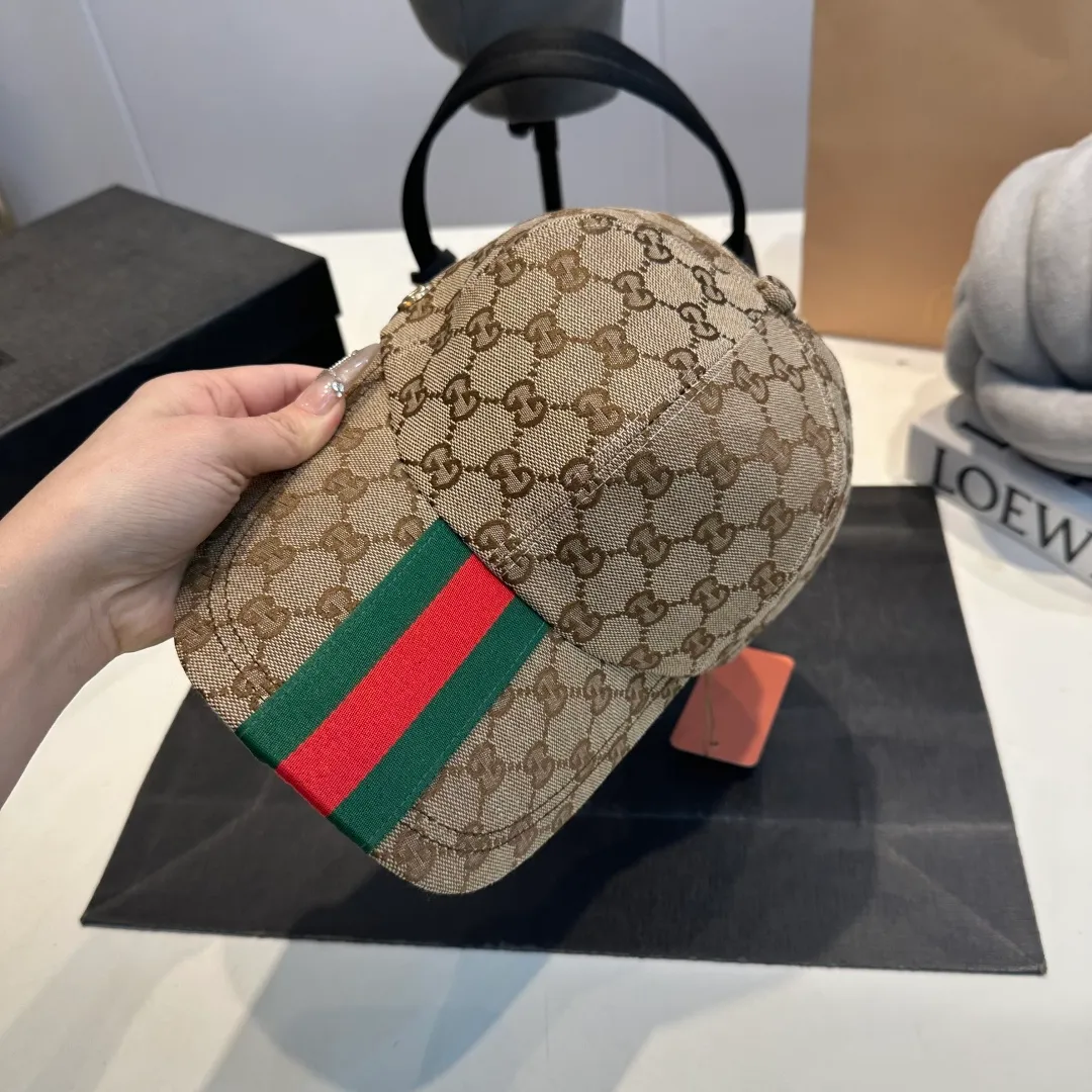 P70 original version shipped! Gucci's latest original baseball cap with wide webbing. 1:1 mold opening and customization at the counter, the highest version, original canvas fabric + first-layer cowhide, light and breathable! Photographed in real life, suitable for men and women in all seasons, basic head circumference 56