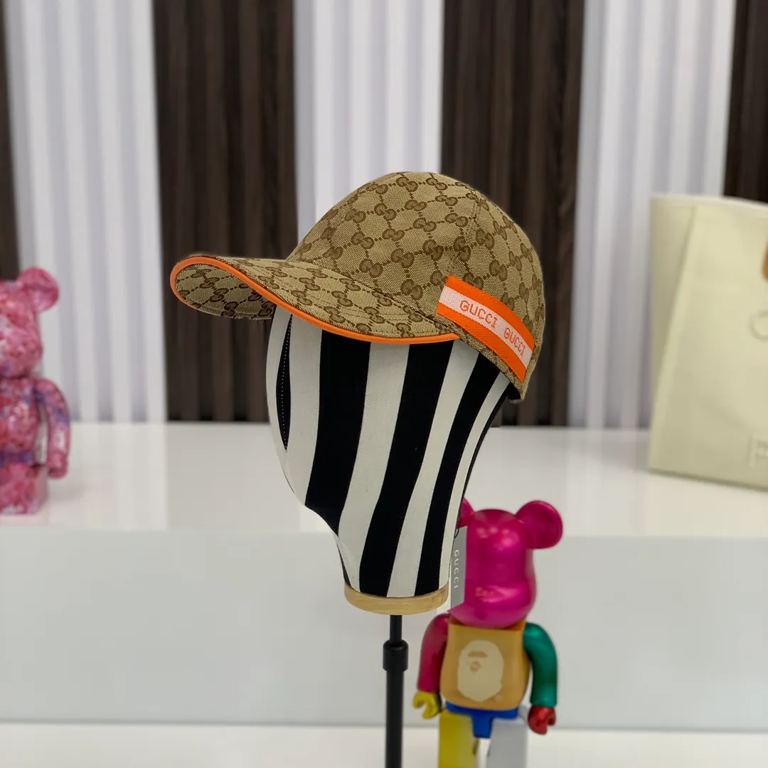 p110 Gucci (Gucci) original baseball cap, 1:1 mold customization, the details are comparable to those at the counter, original canvas fabric + first-layer cowhide, the quality is superb! The first choice for handsome men and beautiful women, fashionable and versatile. Basic head circumference 56, adjustable patch