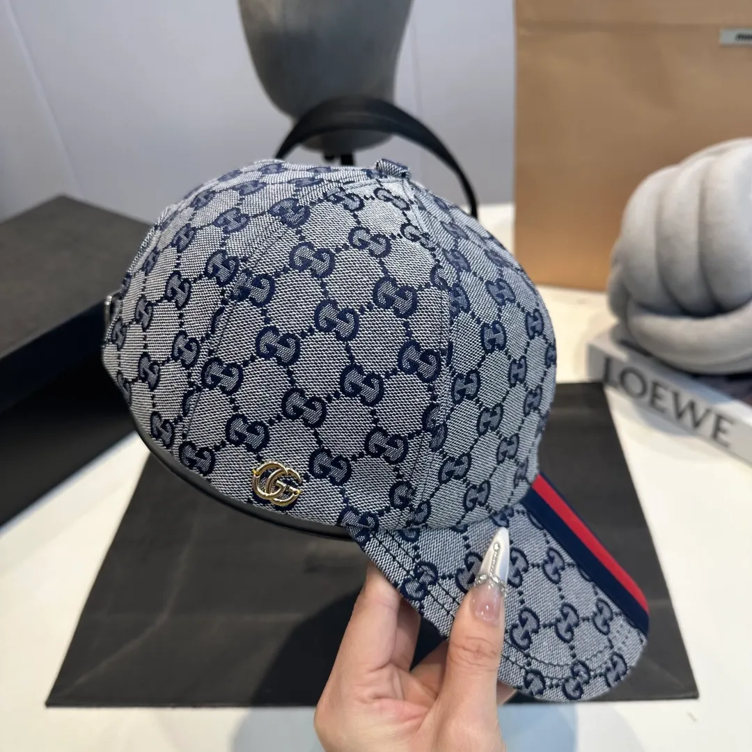 P70 original version shipped! Gucci's latest original baseball cap with wide webbing. 1:1 mold opening and customization at the counter, the highest version, original canvas fabric + first-layer cowhide, light and breathable! Photographed in real life, suitable for men and women in all seasons, basic head circumference 56