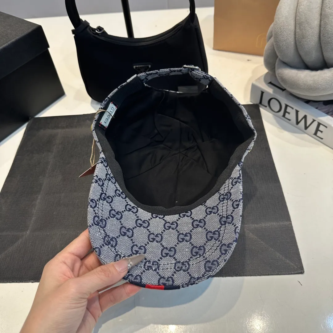 P70 original version shipped! Gucci's latest original baseball cap with wide webbing. 1:1 mold opening and customization at the counter, the highest version, original canvas fabric + first-layer cowhide, light and breathable! Photographed in real life, suitable for men and women in all seasons, basic head circumference 56