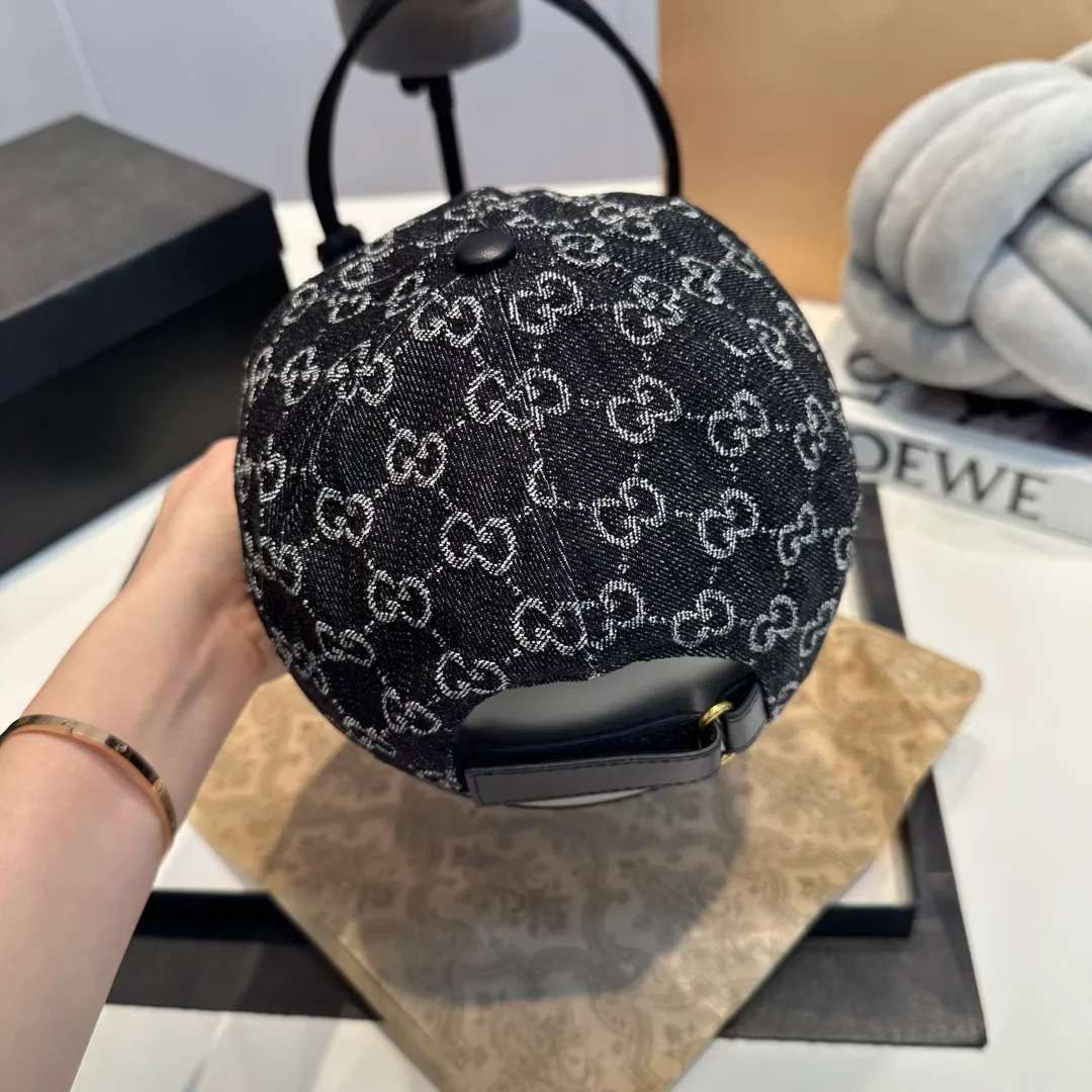 P160 Gucci's new original baseball cap is custom-made with a 1:1 mold. Selected soft accessories are crafted with denim to show the charm of the new season. Archival symbols and iconic brand patterns give the pieces a contemporary feel. This baseball cap is made of blue and white GG denim, with brown leather piping, making the entire design even more eye-catching.