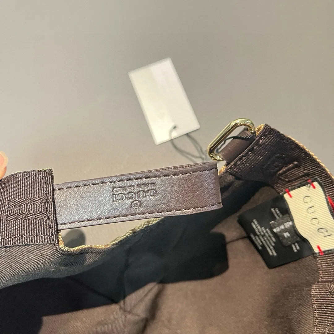 p90., Gucci (Gucci) classic original baseball cap, vertical small webbing, 1:1 mold customization, original canvas + first-layer cowhide, genuine leather edging, handsome and fashionable, popular purchasing agency, versatile style for men and women, great quality! The basic head circumference is 56cm, and the patch is adjustable.