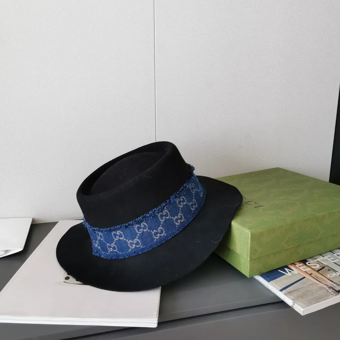 p124 Gucci is suitable for vacation ⛱ and also suitable for daily hats ~ This straw hat has become one of my favorite items in early autumn. I have kept the same style from major bloggers and Internet celebrities on Instagram 🤨 I really like the combination of presbyopia denim and cashmere, which makes the whole hat more interesting. The overall hat is super textured! Cool and sexy
