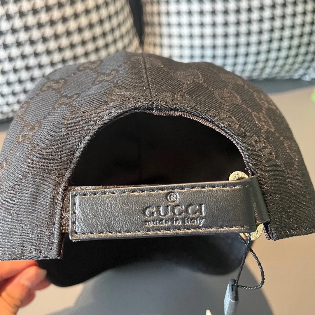Batch 90, new Gucci (Gucci) original baseball cap, GUCCI embroidery, 1:1 mold customization, heavy gold thread embroidery, details comparable to counters, original canvas fabric + first-layer cowhide, excellent quality! The first choice for handsome men and beautiful women, fashionable and versatile. The basic head circumference is 56cm, and the patch is adjustable.