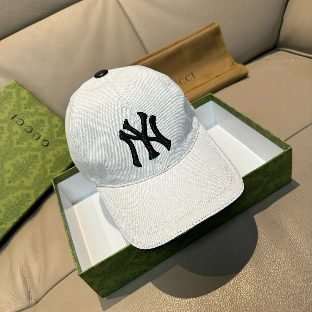 P160, NY&Gucci (Gucci) cooperation model, the latest original baseball cap, 1:1 mold customization, heavy embroidery, details comparable to counters, original canvas fabric + first-layer cowhide, excellent quality! The first choice for handsome men and beautiful women, fashionable and versatile. The basic head circumference is 56cm, and the patch is adjustable. Black and white two colors