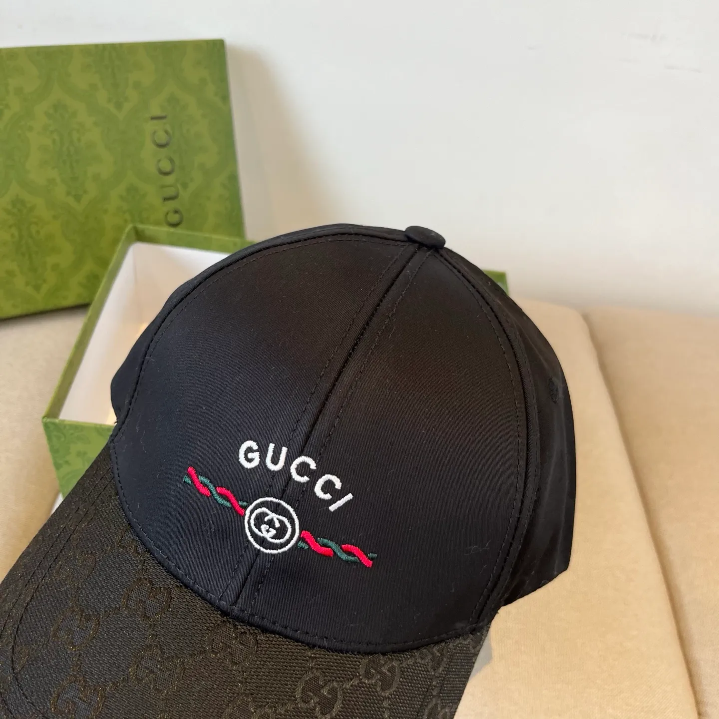 P60 Gucci Baseball Cap♥️GUCCI🧢New product from the official website, baseball cap, original quality, very popular 🔥🎩 The craftsmanship is very exquisite, high-end and classy! Low-key luxury, easy to carry! Running volume!