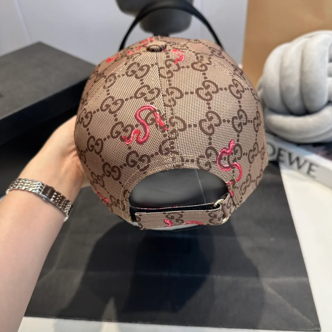 P54 Gucci Baseball Cap GUCCI🧢Official website new product, baseball cap, original quality is very popular. The workmanship is very exquisite, high-end and classy! Low-key luxury, easy to carry! Running volume!