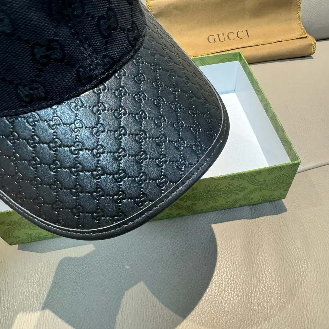 P90, Gucci (Gucci) classic original baseball cap, small double G cowhide stitching, 1:1 mold customization, excellent quality! The brim is embossed with first-layer cowhide, the quality is excellent! The basic head circumference is 56cm, the patch is adjustable, the original version is shipped in two colors from the counter, a hot seller!
