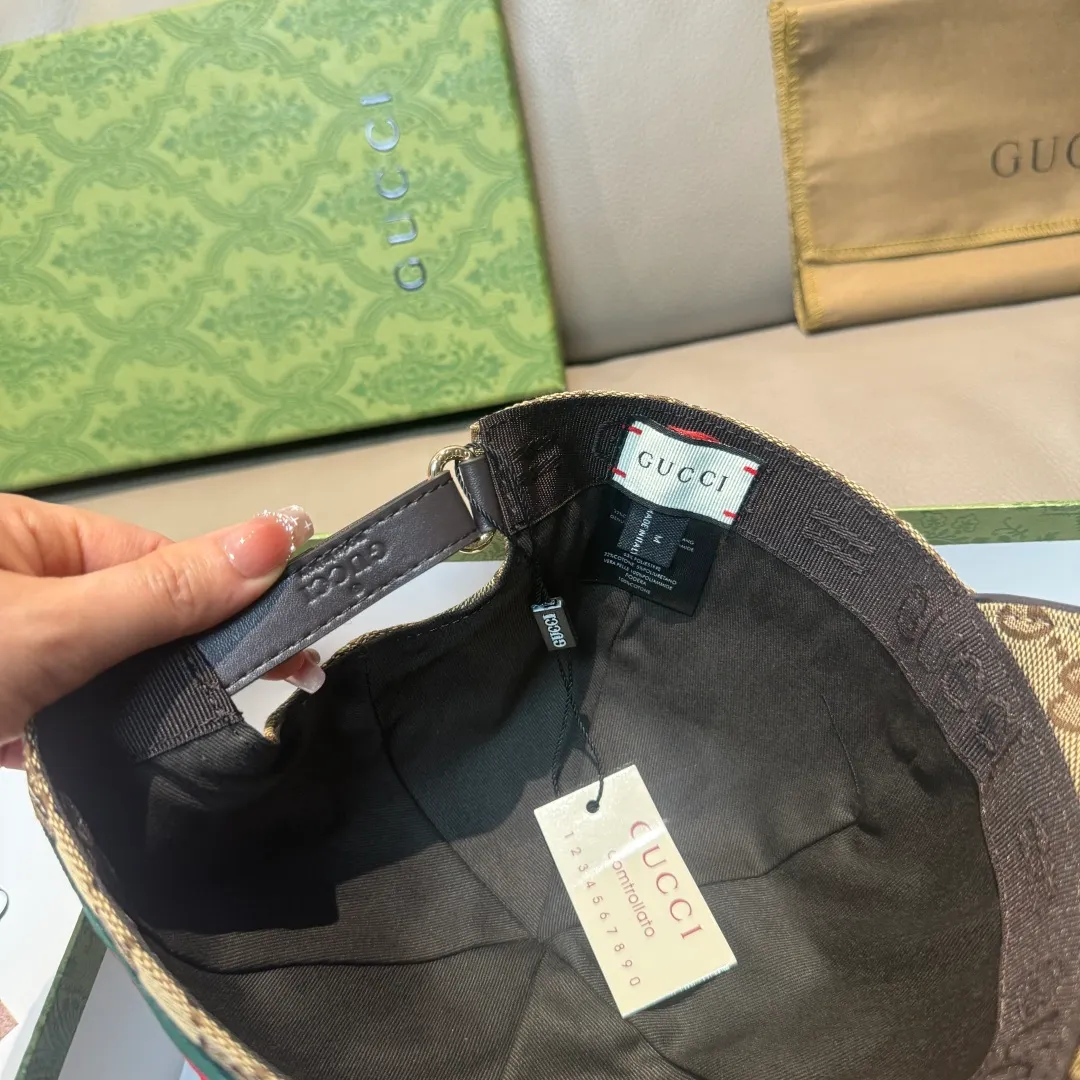 p90, Gucci (Gucci) new original baseball cap, red and green webbing, 1:1 mold customization, original canvas + first-layer cowhide, popular purchasing agent, versatile style for men and women, great quality! The basic head circumference is 56cm, and the patch is adjustable.