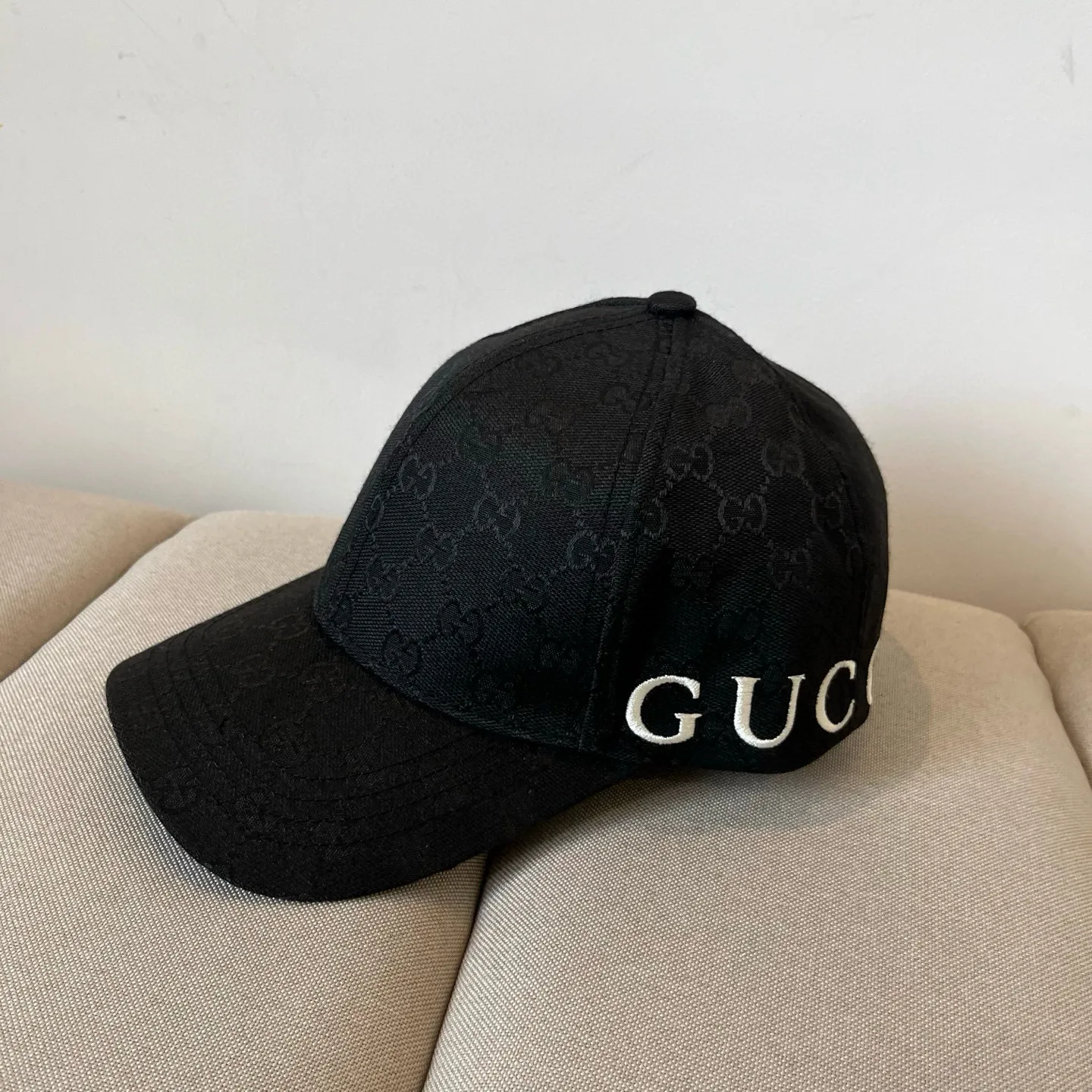 P60 Gucci Baseball Cap♥️GUCCI🧢New product from the official website, baseball cap, original quality, very popular 🔥🎩 The craftsmanship is very exquisite, high-end and classy! Low-key luxury, easy to carry! Running volume!