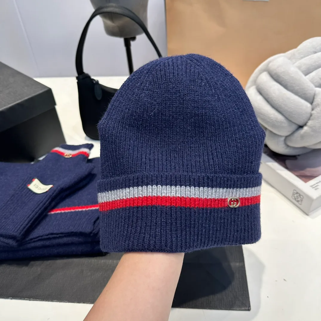 P180 (not ordinary goods in the market) GUCCI official website new wool cashmere suit series 🌟 hat + scarf + gloves official website synchronization, (same style for men and women) high quality, original fabric is very high-end, casual and versatile, simple yet elegant style, not to be missed!