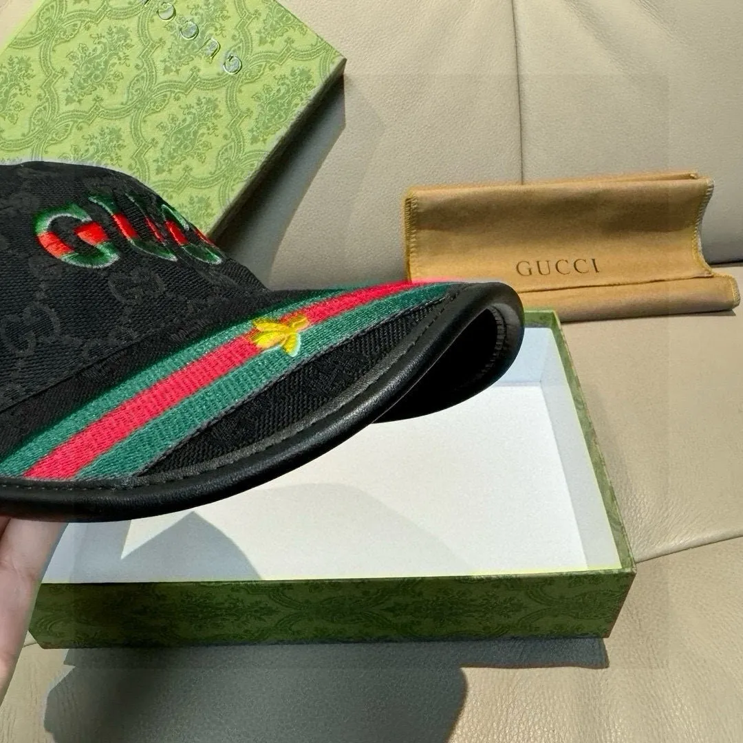 P90, Gucci's new original baseball cap, 1:1 mold customization, heavy embroidery, details comparable to those at counters, original canvas fabric + first-layer cowhide, great quality! The first choice for handsome men and beautiful women, fashionable and versatile. The basic head circumference is 56cm, and the patch is adjustable.