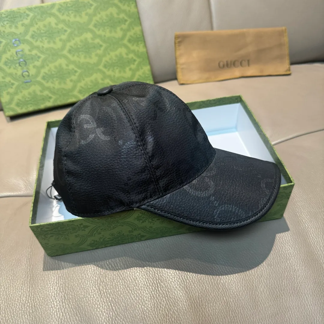 p90., Gucci Gucci’s new original baseball cap, large double G, 1:1 mold opening and customization at the counter, perfect matching pattern, original canvas fabric + first-layer cowhide, light and breathable! The basic head circumference is 56cm, and the patch is adjustable.