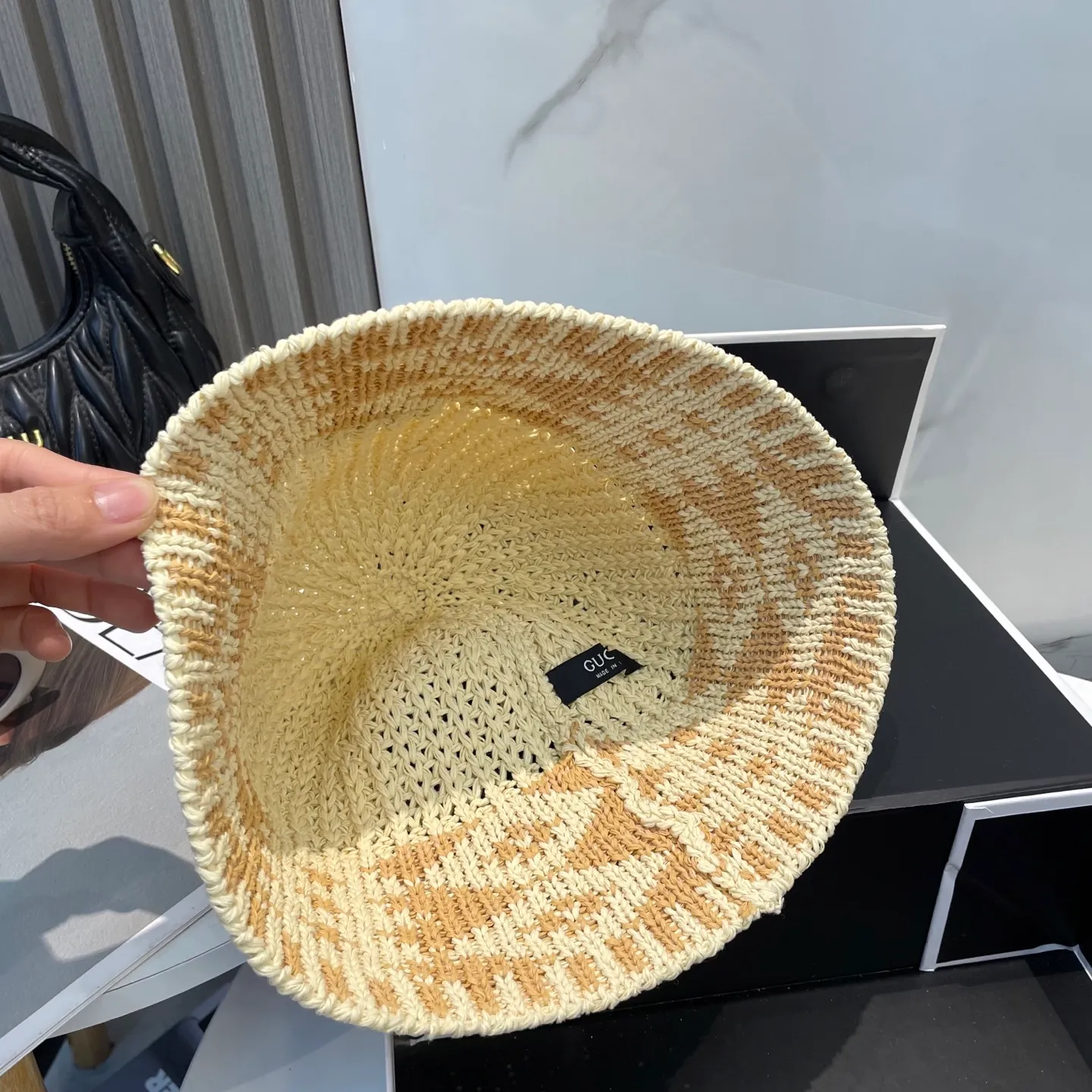 P70 Gucci's new knitted hat, made with high density, a super tasteful knitted hat~the first choice for going out on the street! The shape of the hat is super nice, the color is perfect, and it’s light to carry! A must-have for little fairies🧚Head circumference 57cm