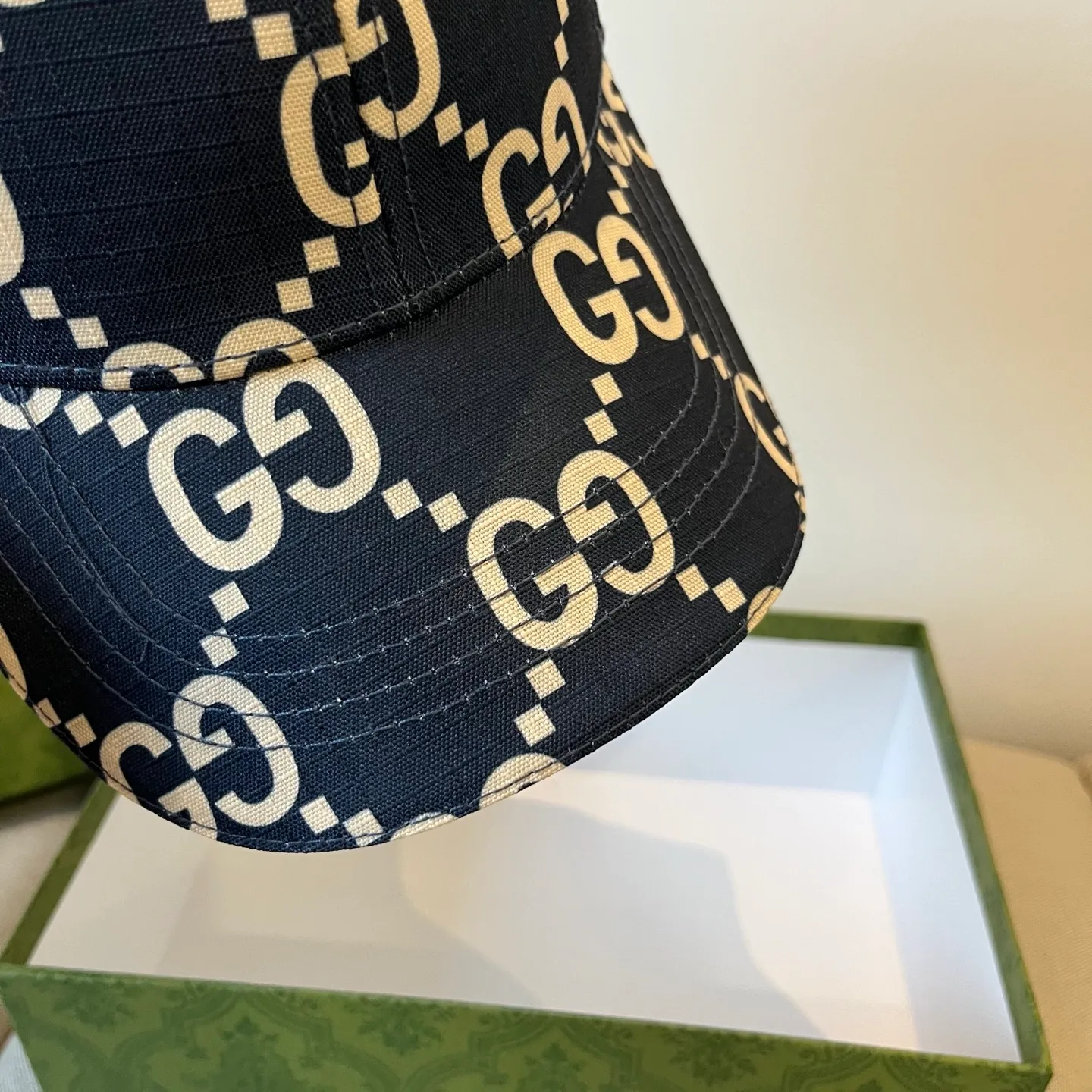 P60 Gucci Baseball Cap♥️GUCCI🧢New product from the official website, baseball cap, original quality, very popular 🔥🎩 The craftsmanship is very exquisite, high-end and classy! Low-key luxury, easy to carry! Running volume!