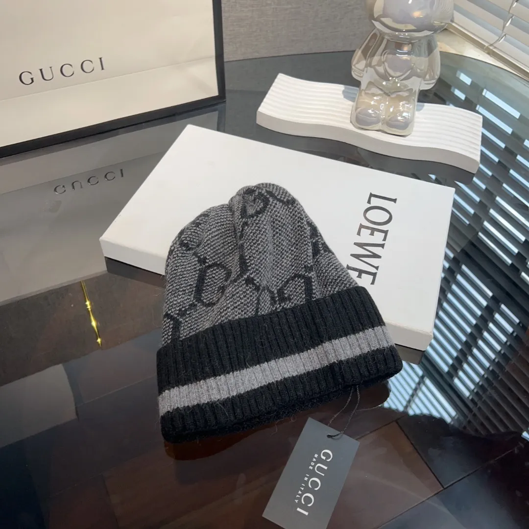 Special batch 90💰Gucci Gucci*wool🦙knitted beanie for square and round faces with small hair. Sisters who are close to the scalp, take a look here. They are absolutely flat-headed stars. This style can be purchased with confidence for square and round faces! The color is pretty and versatile, no matter your skin tone, you can wear it even without makeup!