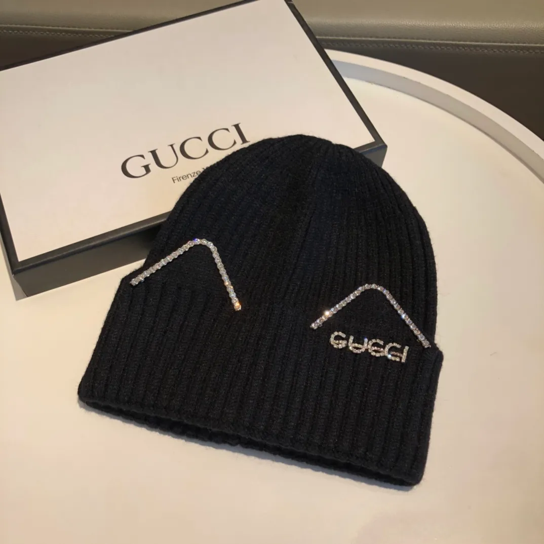 Special batch 🉐160💰 GUCCI woolen hat👒Simple and elegant Japanese style woolen knitted hat, playful and cute‼ Warm and comfortable, the quality is super good, 100% wool🦙thin thread material, the playful style is very age-reducing‼ ‼