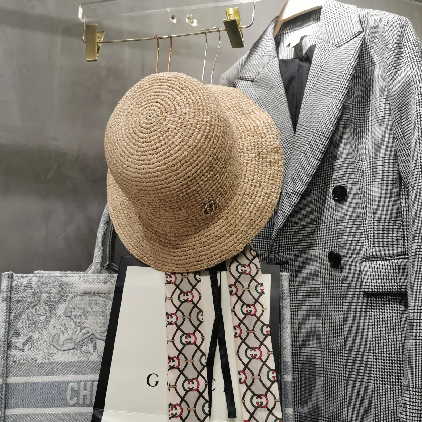 Special batch of 110 celebrity-style Gucci raffia hand-knitted small basin hats. This year the popularity has not diminished and remains popular. Fashion bloggers must have high-quality raffia! The color is uniform and smoothed by hand. The color will become better and better after a few years! Material: 100% high-quality raffia Head circumference: 57cm Built-in sweatband adjustable
