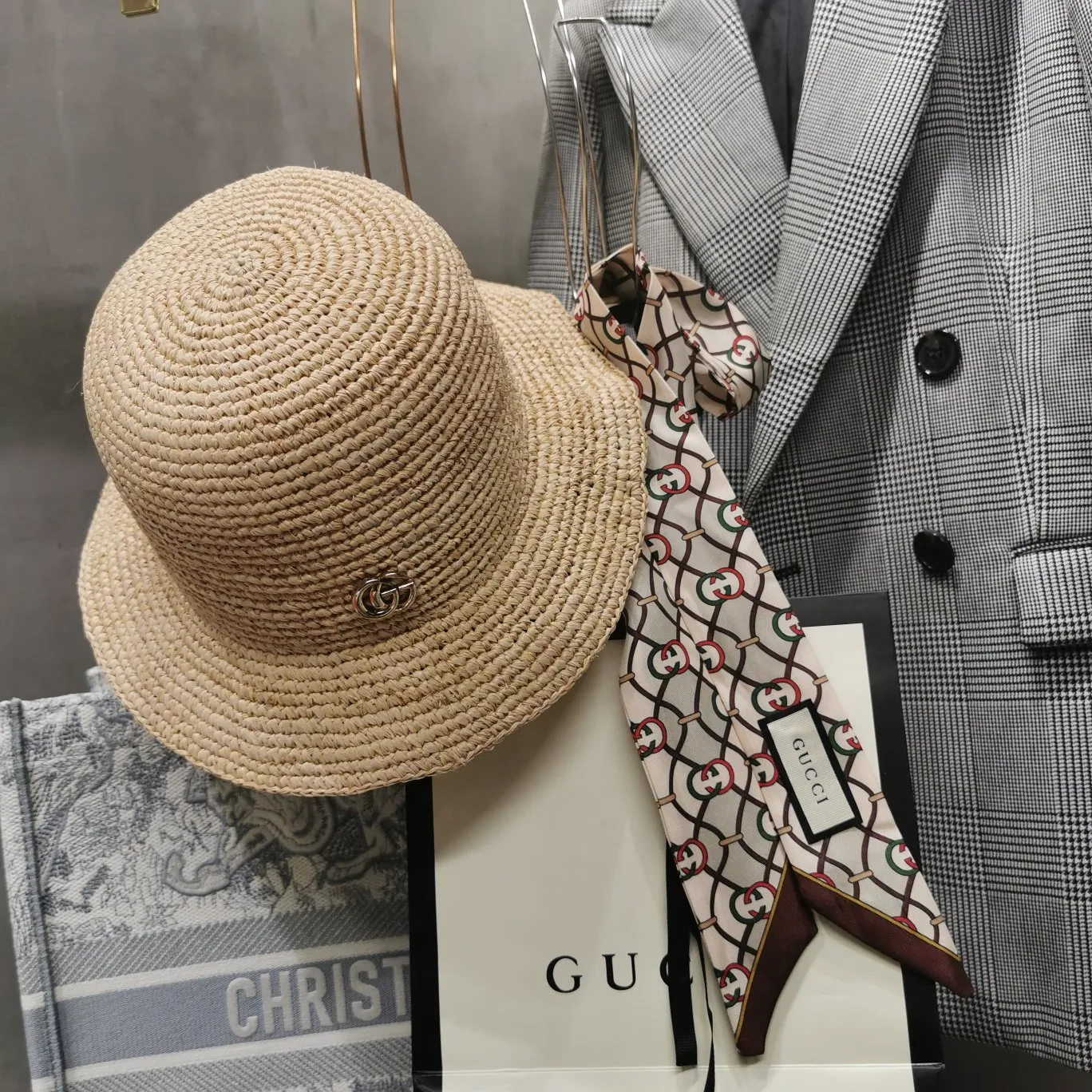 Special batch of 110 celebrity-style Gucci raffia hand-knitted small basin hats. This year the popularity has not diminished and remains popular. Fashion bloggers must have high-quality raffia! The color is uniform and smoothed by hand. The color will become better and better after a few years! Material: 100% high-quality raffia Head circumference: 57cm Built-in sweatband adjustable