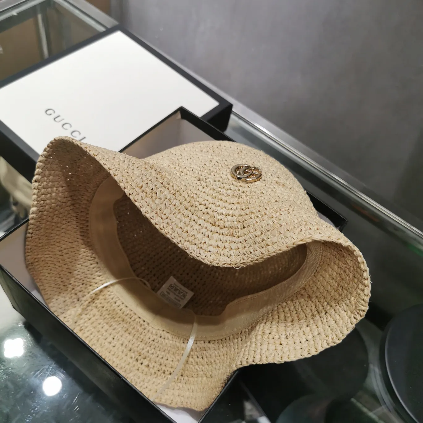 Special batch of 110 celebrity-style Gucci raffia hand-knitted small basin hats. This year the popularity has not diminished and remains popular. Fashion bloggers must have high-quality raffia! The color is uniform and smoothed by hand. The color will become better and better after a few years! Material: 100% high-quality raffia Head circumference: 57cm Built-in sweatband adjustable