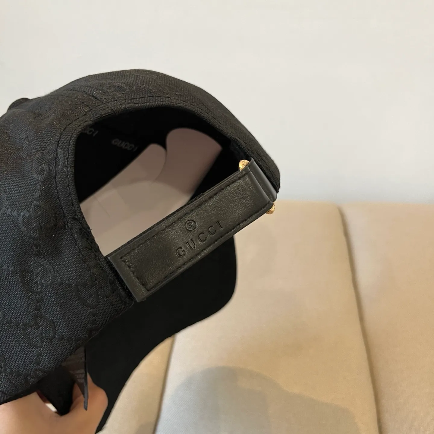 P56 Gucci Baseball Cap♥️GUCCI🧢New product from the official website, baseball cap, original quality, hot arrival 🔥🎩 The craftsmanship is very exquisite, high-end and classy! Low-key luxury, easy to carry! Running volume!