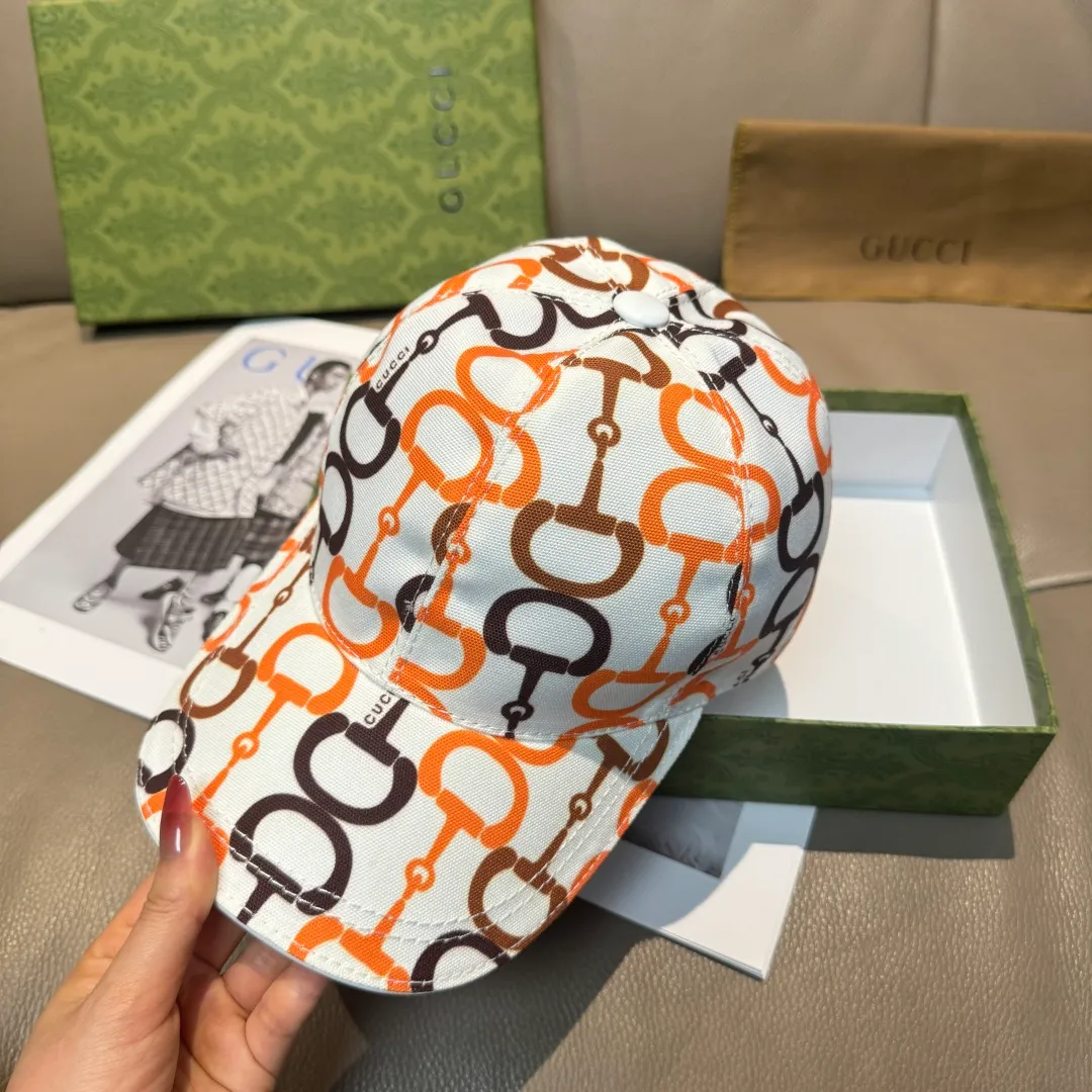 p90 Horsebit buckle shipped. Gucci new original baseball cap, horsebit buckle baseball cap. 1:1 mold opening and customization at the counter, original canvas fabric + first layer of cowhide, light and breathable! The basic head circumference is 56cm, and the patch is adjustable.