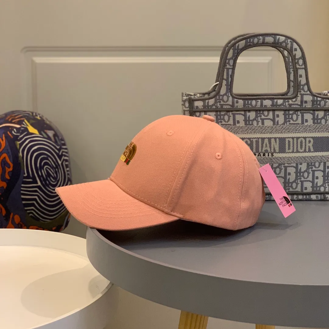 p70 The latest model of the North Face + gucciI joint baseball cap! Today’s big hit, the two brands collide with each other to create a magical spark. The color is popular, super flattering to the skin tone, and versatile! A must-have for spring and summer travel! From the materials used to the workmanship to the embroidered labels, it is definitely not an ordinary product on the market. Do you still need to go to the counter to buy something that is exactly the same as ours? Really awesome! This is worth your purchase! Simple style, I have never worn such a comfortable hat! The grade is highlighted and the three-dimensional effect is strong! Hurry up and keep it for yourself!