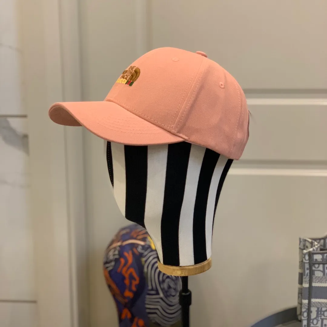 p70 The latest model of the North Face + gucciI joint baseball cap! Today’s big hit, the two brands collide with each other to create a magical spark. The color is popular, super flattering to the skin tone, and versatile! A must-have for spring and summer travel! From the materials used to the workmanship to the embroidered labels, it is definitely not an ordinary product on the market. Do you still need to go to the counter to buy something that is exactly the same as ours? Really awesome! This is worth your purchase! Simple style, I have never worn such a comfortable hat! The grade is highlighted and the three-dimensional effect is strong! Hurry up and keep it for yourself!