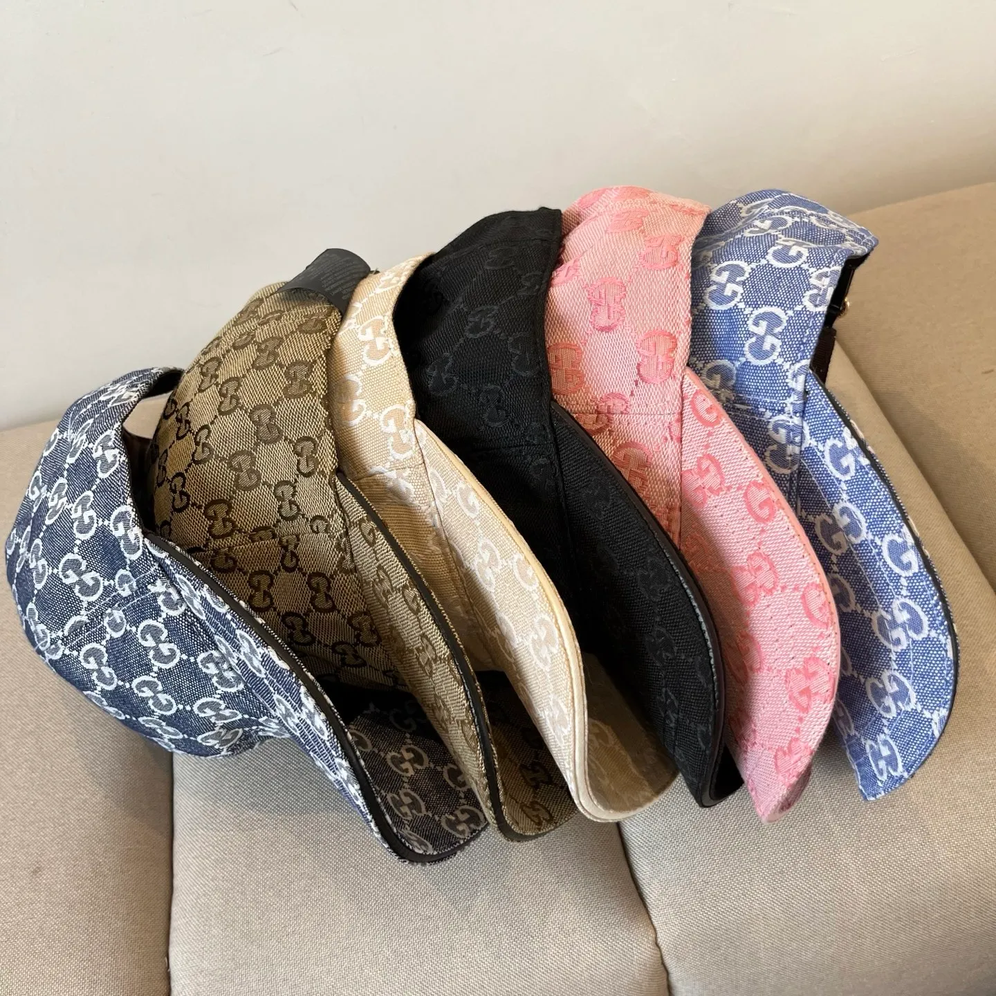 P60 Gucci Baseball Cap♥️GUCCI🧢New product from the official website, baseball cap, original quality, very popular 🔥🎩 The craftsmanship is very exquisite, high-end and classy! Low-key luxury, easy to carry! Running volume!