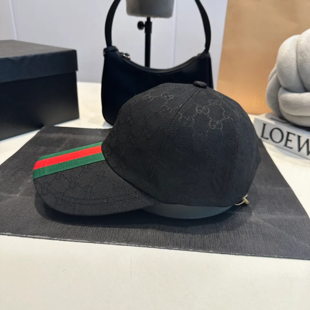P70 original version shipped! Gucci's latest original baseball cap with wide webbing. 1:1 mold opening and customization at the counter, the highest version, original canvas fabric + first-layer cowhide, light and breathable! Photographed in real life, suitable for men and women in all seasons, basic head circumference 56