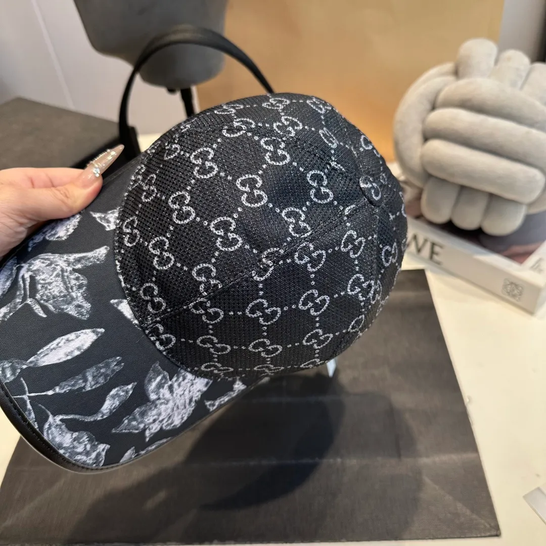P90 Gucci's latest original baseball cap with wide webbing. 1:1 mold opening and customization at the counter, the highest version, original canvas fabric + first-layer cowhide, light and breathable! Photographed in real life, suitable for men and women in all seasons, basic head circumference 56cm, adjustable patches.