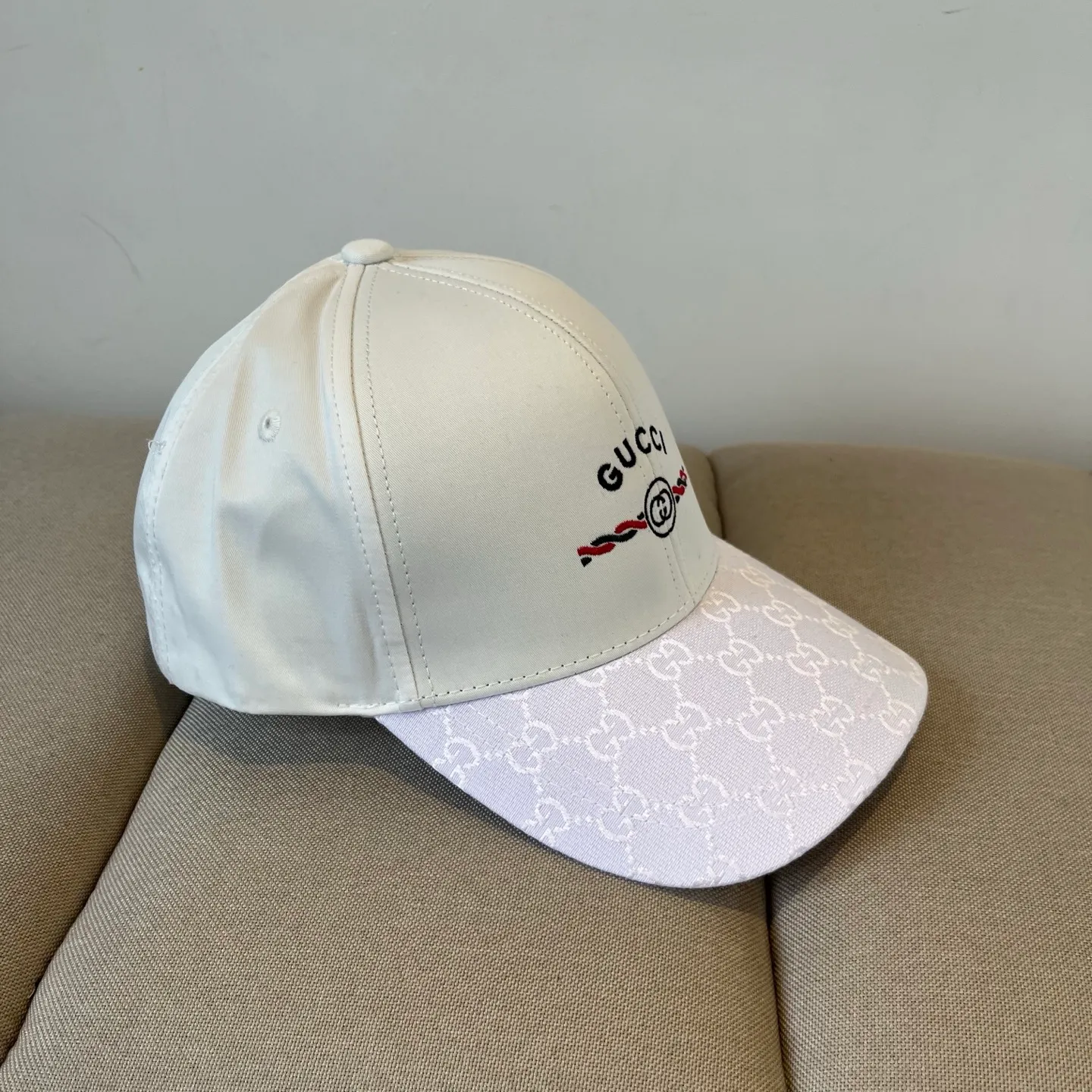 P60 Gucci Baseball Cap♥️GUCCI🧢New product from the official website, baseball cap, original quality, very popular 🔥🎩 The craftsmanship is very exquisite, high-end and classy! Low-key luxury, easy to carry! Running volume!