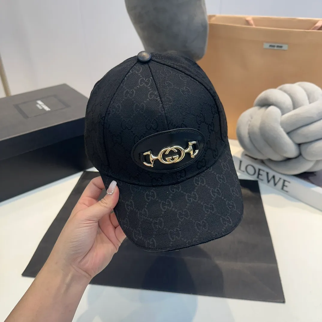 P56 Gucci Baseball Cap♥️GUCCI🧢New product from the official website, baseball cap, original quality, hot arrival 🔥🎩 The craftsmanship is very exquisite, high-end and classy! Low-key luxury, easy to carry! Running volume!