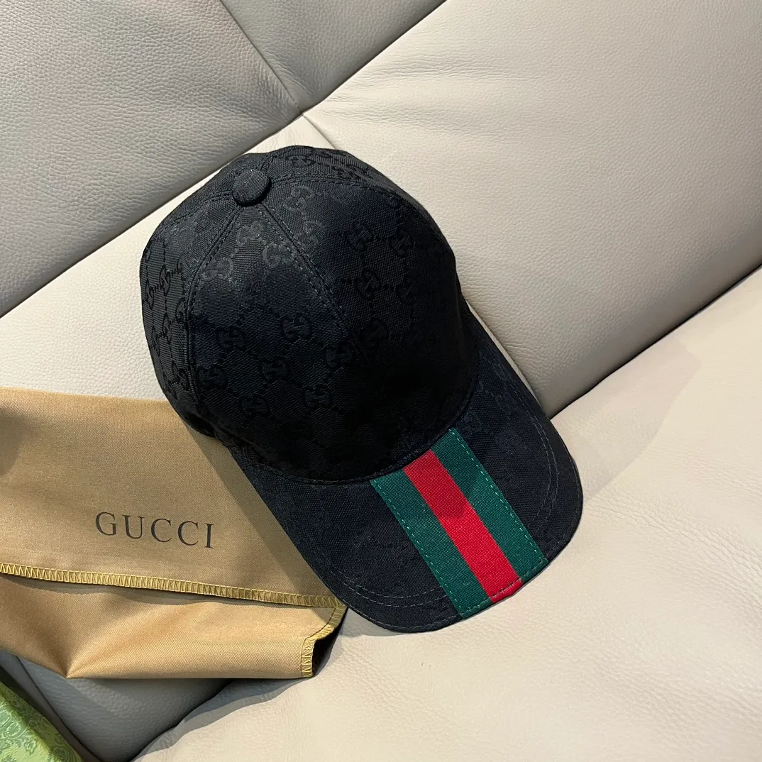 New model shipped! P90, the latest original baseball cap from Gucci, with wide webbing. 1:1 mold opening and customization at the counter, the highest version, original canvas fabric + first-layer cowhide, light and breathable! Photographed in real life, suitable for men and women in all seasons, basic head circumference 56cm, adjustable patches.
