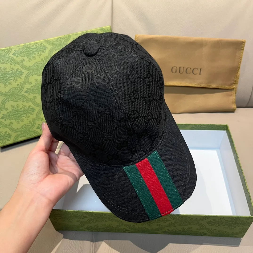 New model shipped! P90, the latest original baseball cap from Gucci, with wide webbing. 1:1 mold opening and customization at the counter, the highest version, original canvas fabric + first-layer cowhide, light and breathable! Photographed in real life, suitable for men and women in all seasons, basic head circumference 56cm, adjustable patches.