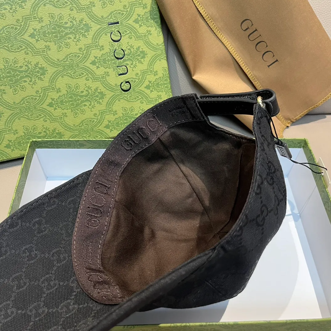 New model shipped! P90, the latest original baseball cap from Gucci, with wide webbing. 1:1 mold opening and customization at the counter, the highest version, original canvas fabric + first-layer cowhide, light and breathable! Photographed in real life, suitable for men and women in all seasons, basic head circumference 56cm, adjustable patches.