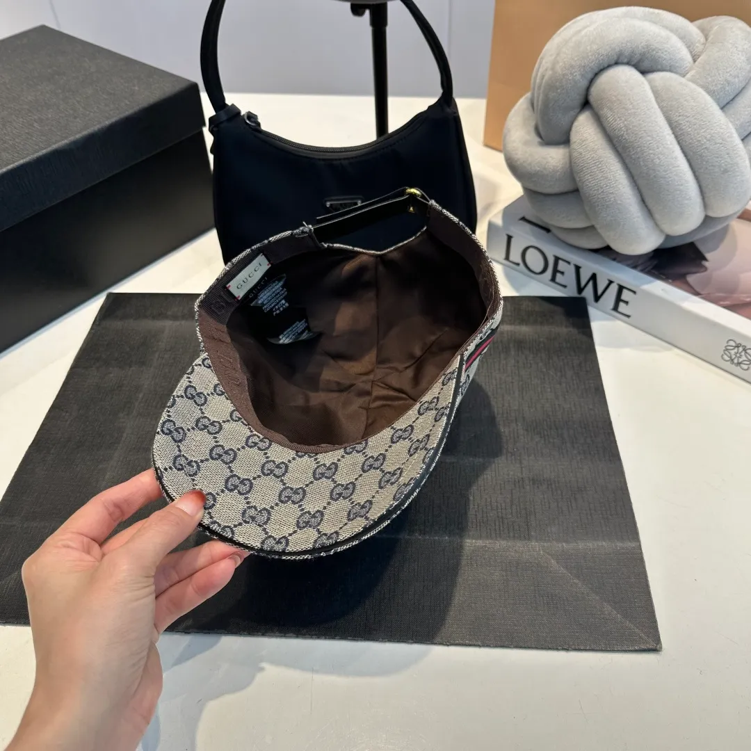 P60 Gucci (Gucci) classic original baseball cap😍Customized with 1:1 mold opening at the counter, the highest version, the original canvas is light and breathable! Photographed in real life, suitable for men and women in all seasons, basic head circumference 56cm, adjustable patches.