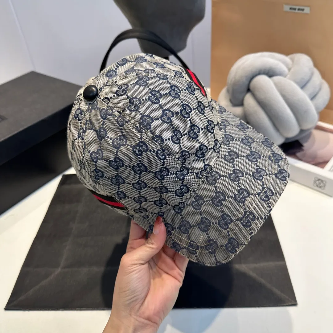 P60 Gucci (Gucci) classic original baseball cap😍Customized with 1:1 mold opening at the counter, the highest version, the original canvas is light and breathable! Photographed in real life, suitable for men and women in all seasons, basic head circumference 56cm, adjustable patches.