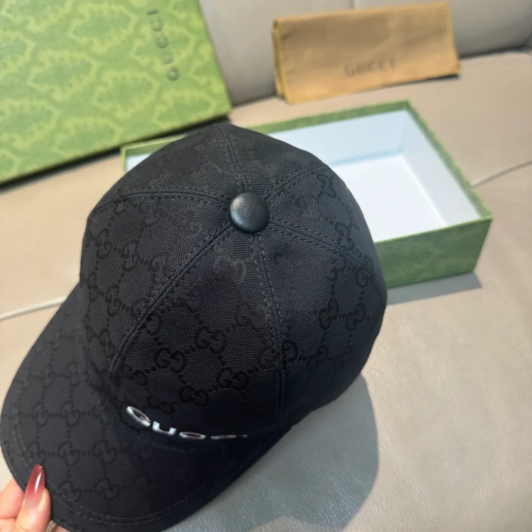 p90 new model shipped!   , Gucci (Gucci) latest original baseball cap, Gucci small embroidery, 1:1 mold opening and customization at the counter, the highest version, original canvas + first-layer cowhide, pure cotton lining, light and breathable! Photographed in real life, suitable for men and women in all seasons, basic head circumference 56cm, adjustable patches.