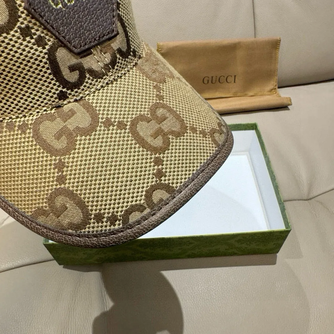 P90., Gucci (Gucci) new original baseball cap, Gucci hot stamping, the latest model at the counter, 1:1 custom mold opening, genuine mold opening, original canvas fabric + first layer of cowhide, original quality! The quality is great, the basic head circumference is 56cm, and the patch is adjustable.