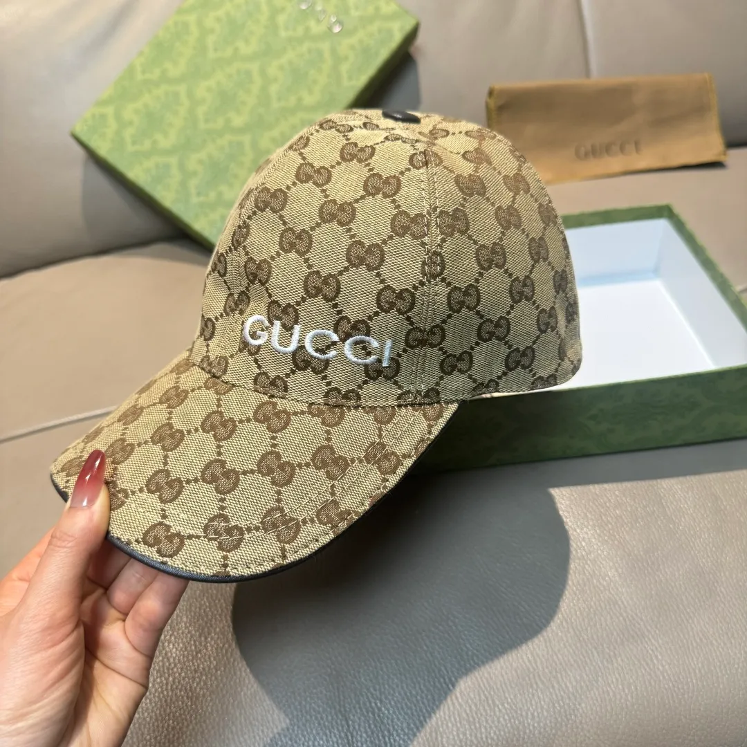 p90 new model shipped!   , Gucci (Gucci) latest original baseball cap, Gucci small embroidery, 1:1 mold opening and customization at the counter, the highest version, original canvas + first-layer cowhide, pure cotton lining, light and breathable! Photographed in real life, suitable for men and women in all seasons, basic head circumference 56cm, adjustable patches.