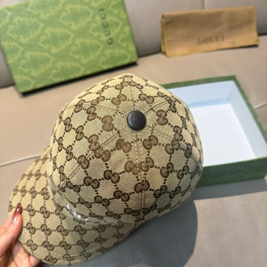 p90 new model shipped!   , Gucci (Gucci) latest original baseball cap, Gucci small embroidery, 1:1 mold opening and customization at the counter, the highest version, original canvas + first-layer cowhide, pure cotton lining, light and breathable! Photographed in real life, suitable for men and women in all seasons, basic head circumference 56cm, adjustable patches.