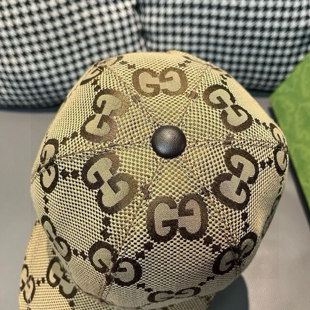 p90., Gucci Gucci’s new original baseball cap, large double G, 1:1 mold opening and customization at the counter, perfect matching pattern, original canvas fabric + first-layer cowhide, light and breathable! The basic head circumference is 56cm, and the patch is adjustable.