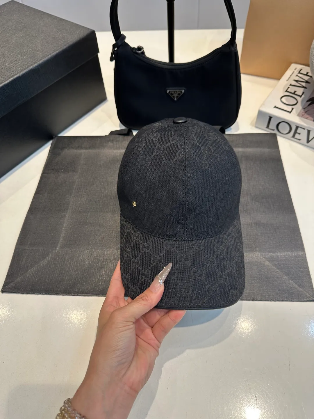 P90 Gucci (Gucci) new original baseball cap, metal small double G, the latest model at the counter, 1:1 mold opening and customization, genuine mold opening hardware, original canvas fabric + first layer of cowhide, original quality! The quality is great, the basic head circumference is 56cm, and the patch is adjustable.