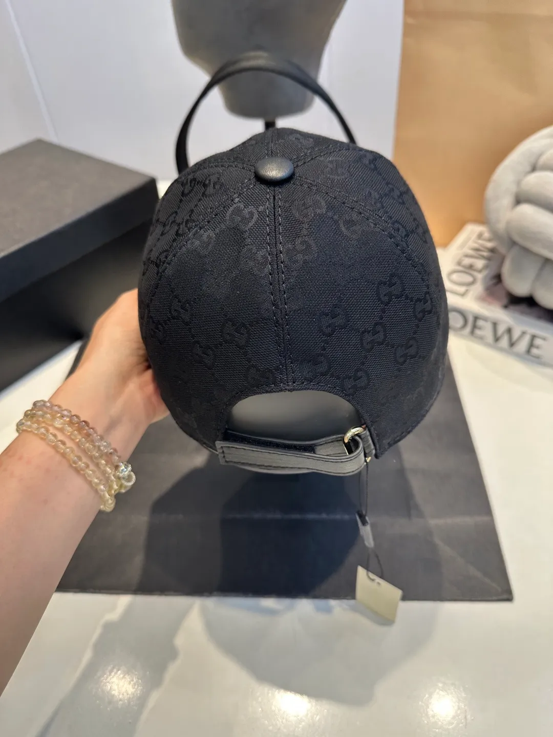 P90 Gucci (Gucci) new original baseball cap, metal small double G, the latest model at the counter, 1:1 mold opening and customization, genuine mold opening hardware, original canvas fabric + first layer of cowhide, original quality! The quality is great, the basic head circumference is 56cm, and the patch is adjustable.