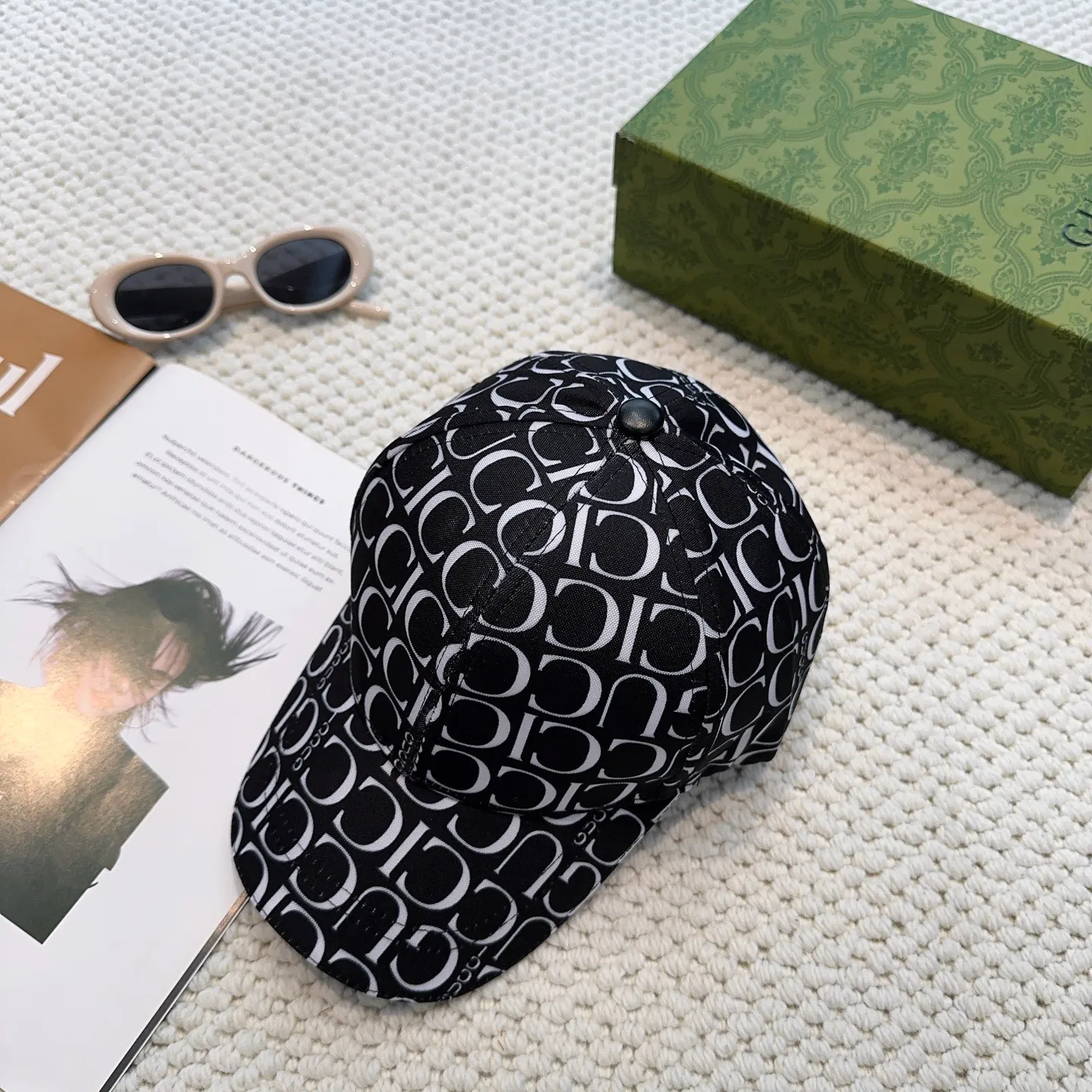 P56💰GUCCI baseball cap, new product from the official website, baseball cap, original quality, hot arrival 🔥🎩 The craftsmanship is very exquisite, high-end and classy! Low-key luxury, easy to carry! Running volume!