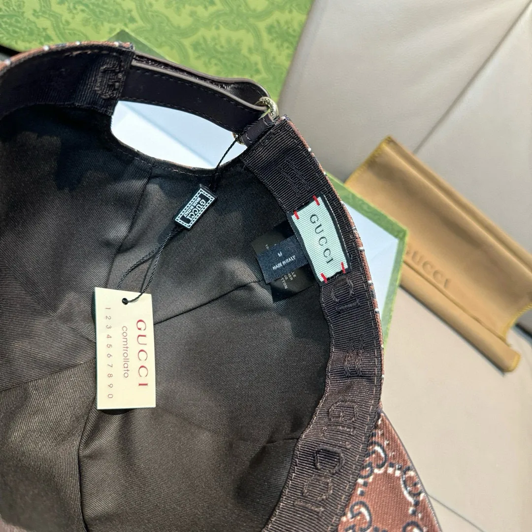 p90, Gucci (Gucci) new original baseball cap, silk screen logo, 1:1 mold opening and customization at the counter, original canvas fabric + first layer of cowhide, pure cotton lining, light and breathable! The quality is great, the basic head circumference is 56cm, and the patch is adjustable.