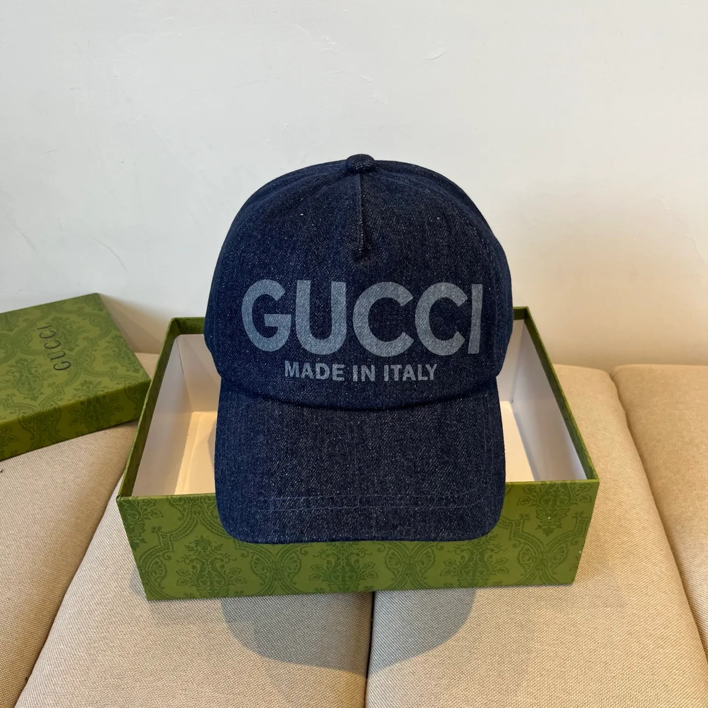 P60 Gucci Baseball Cap♥️GUCCI🧢New product from the official website, baseball cap, original quality, very popular 🔥🎩 The craftsmanship is very exquisite, high-end and classy! Low-key luxury, easy to carry! Running volume!